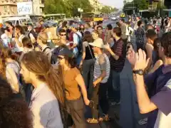 Съвети за оцеляване в едно протестно време