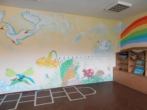 ПРИКАЗНАТА СТАЯ-рисуване върху СТЕНА