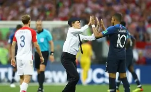 Le checke de Kylian Mbappé à une Pussy Riot 