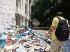 В Батак изхвърлиха учебниците по история на бунището